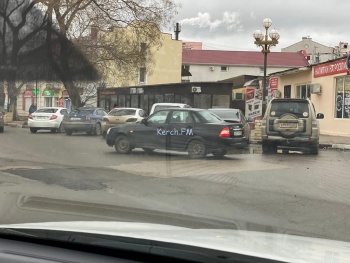 Новости » Общество: На Пирогова заасфальтировали яму на дороге после ремонта водоканала