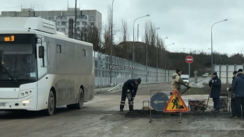 Новости » Общество: На Верхнем Солнечном решили отремонтировать траншею на дороге