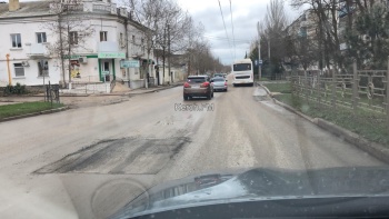 Новости » Общество: На «Босфорском» заасфальтировали яму «с горкой»