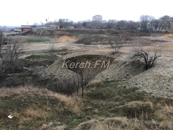Новости » Общество: Огромный провал земли появился  в Аршинцево – керчане гадают что это