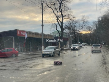 Новости » Общество: На дороге в Керчи открытый люк обозначили покрышкой