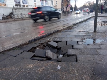 Новости » Общество: Провал плитки у остановки на «Музее» увеличился в несколько раз