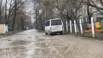 Новости » Общество: В Керчи тротуар около детского сада №11 стал дорогой