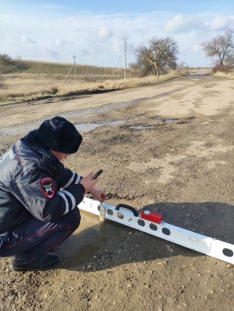 Новости » Общество: Сотрудники ГИБДД с линейкой измеряют ямы на дорогах в Ленинском районе