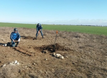 Новости » Общество: Пятнадцать бомб и четыре взрывателя нашли в Ленинской районе