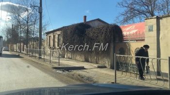 Новости » Общество: На Военкомате в Керчи установили ограждения у дороги