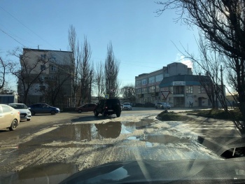 Новости » Общество: Несколько улиц в центре Керчи залиты водой