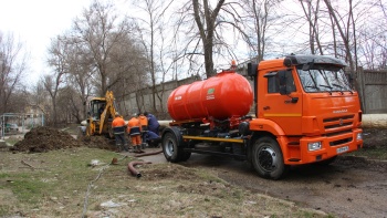 Новости » Общество: Сотрудники водоканала ликвидируют аварию на сетях по ул. Суворова