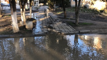 Новости » Общество: Тротуар и дорога затоплены водой в Аршинцево