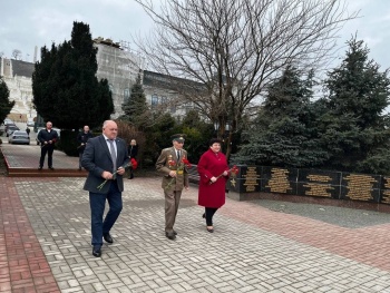 Новости » Общество: Власти Керчи  провели возложения цветов ко Дню защитника Отечества