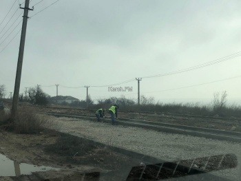 Новости » Общество: На строительстве дороги к Крепости Керчи появились два рабочих с молотками