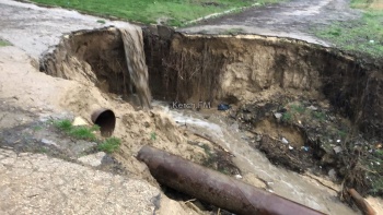 Новости » Общество: В каждый дождь «водопад» размывает берег в Аршинцево