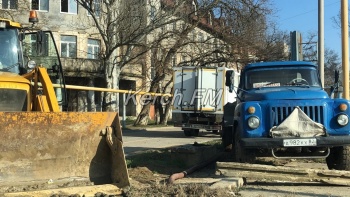 Новости » Общество: Порыв водовода произошел на перекрестке пер. Ремесленный- Орджоникидзе