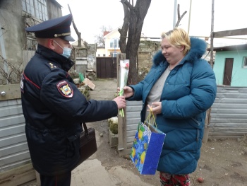 Новости » Общество: Полицейские Керчи поздравили многодетных мам с 8 марта