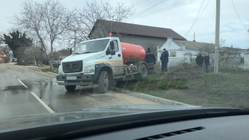 Новости » Коммуналка: На ул. Колхозной произошел порыв водовода