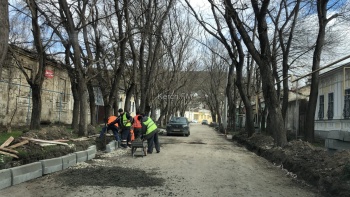 Новости » Общество: На ул. Петра Алексеева приступили к установке бордюров