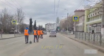 Новости » Общество: Проезжую часть центра Керчи убирают вениками и лопатами