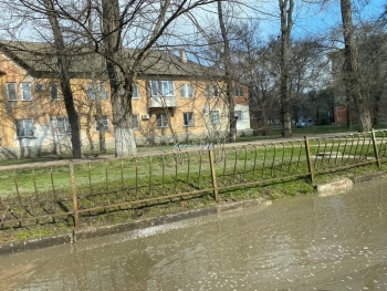 Новости » Коммуналка » Общество: На Казакова произошел порыв водовода