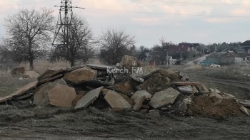 Новости » Общество: Тротуарную плитку с ДК «Судостроитель» и ДК «Корабел» вывалили на кладбище Керчи