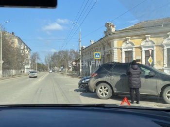 Новости » Криминал и ЧП: В Керчи на перекрестке Свердлова – Айвазовского в ДТП столкнулись Hyundai  и Nissan