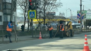 Новости » Общество: Такими темпами грязь на дорогах Керчи уберут только к лету