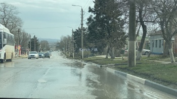 Новости » Коммуналка » Общество: На Чкалова в Керчи произошел порыв водовода