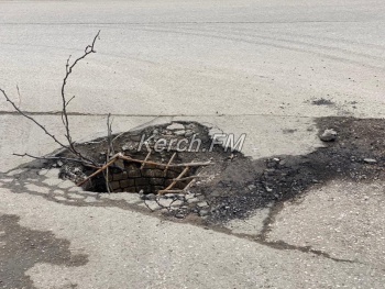 Новости » Общество: Водители, внимательнее: на Шлагбаумской площади открыт люк