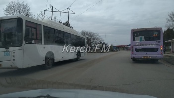 Новости » Общество: Дороги чистят только в центре? Керчане жалуются на грязные дороги по Орджоникидзе