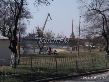 Новости » Общество: Потеплело: в Керчи заняли все «шашлычные» места