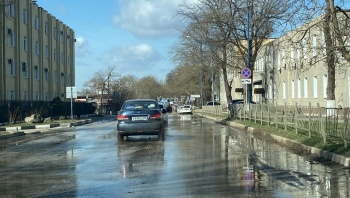 Новости » Общество: Дорога в воде: на Кирова произошел порыв водовода