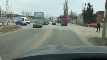 Новости » Общество: Керчане просят заасфальтировать, а не засыпать грязью яму на АТП