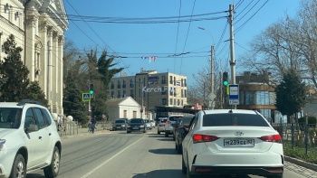 Новости » Общество: Внимание, водители и пешеходы! На Югниро включили новый светофор