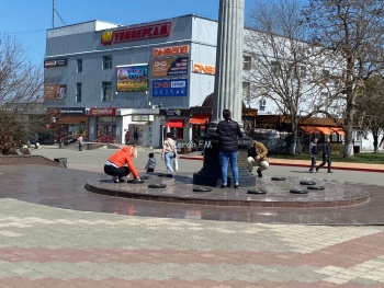 Новости » Общество: В Керчи стелу с грифоном на Ленина приводят в порядок