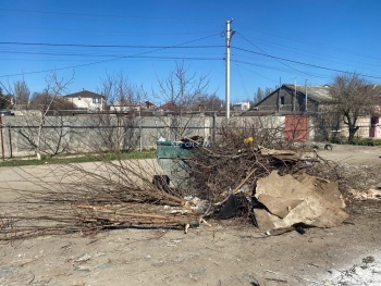 Новости » Общество: Керчане жалуются на горы мусора по улице Шевякова