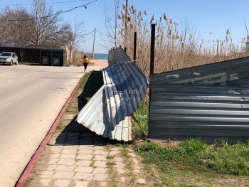 Новости » Общество: Перекошенный забор из жестяных листов встречает керчан на морвокзале