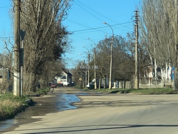 Новости » Общество: В Керчи на Льва Толстого - порыв водовода