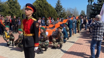 Новости » Общество: В Керчи возложили цветы к Вечному огню