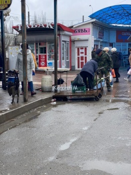 Новости » Общество: Администрация города не может прекратить торговлю стихийщиков, - керчане