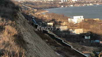 Новости » Общество: Берег в Аршинцево укрепят до конца года за 1,1 млрд рублей