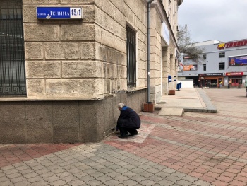 Новости » Общество: Телефонные кабины с главпочтамта Керчи демонтировали