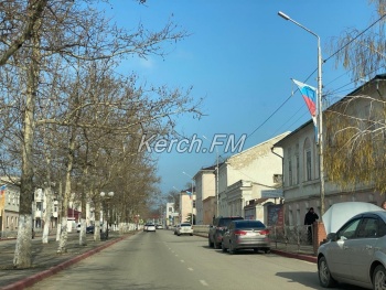 Новости » Общество: На опоры освещения в центре Керчи вешали праздничную атрибутику