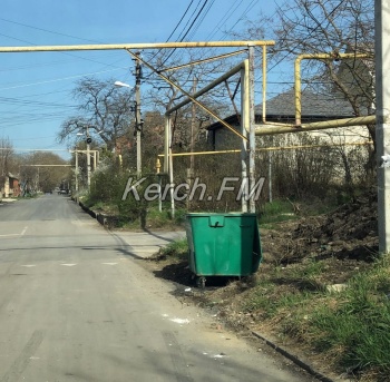 Новости » Общество: Мусорный контейнер переставили в грязь по ул. Крупской в Керчи