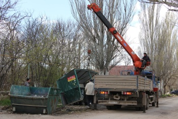 Новости » Общество: Для ремонта дороги на ул. Комарова убрали мусорные контейнеры