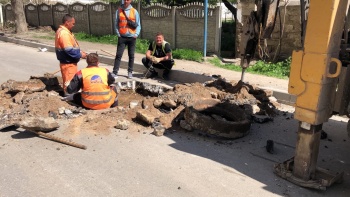 Новости » Общество: Часть дороги в переулке Клабукова перекрыта: вырезают новый асфальт