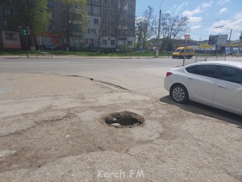 Новости » Общество: На оживленной улице в центре Керчи провалился люк