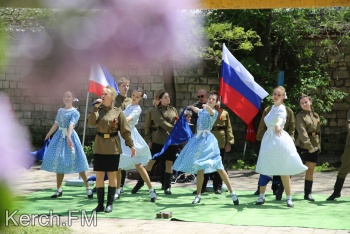 Новости » Общество: Концерт и парад прошёл под окнами 99-летней Нины Герасименко в Керчи