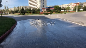 Новости » Общество: Чистая вода залила улицу Свердлова