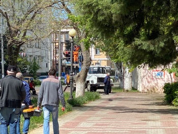 Новости » Общество: В уличных фонарях на набережной Керчи меняют лампы