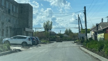 Новости » Общество: Дорогу к оптовому рынку Керчи заасфальтировали в один слой