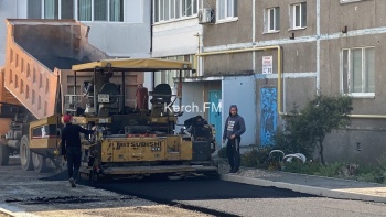 Новости » Общество: В Керчи приступили к асфальтированию двора на ул. 1-ой Пятилетки